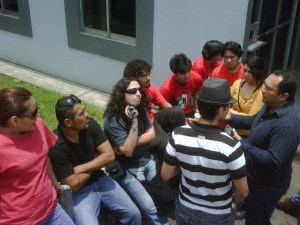 Aquí con playeras del PRI para intentar filtrarse al evento.