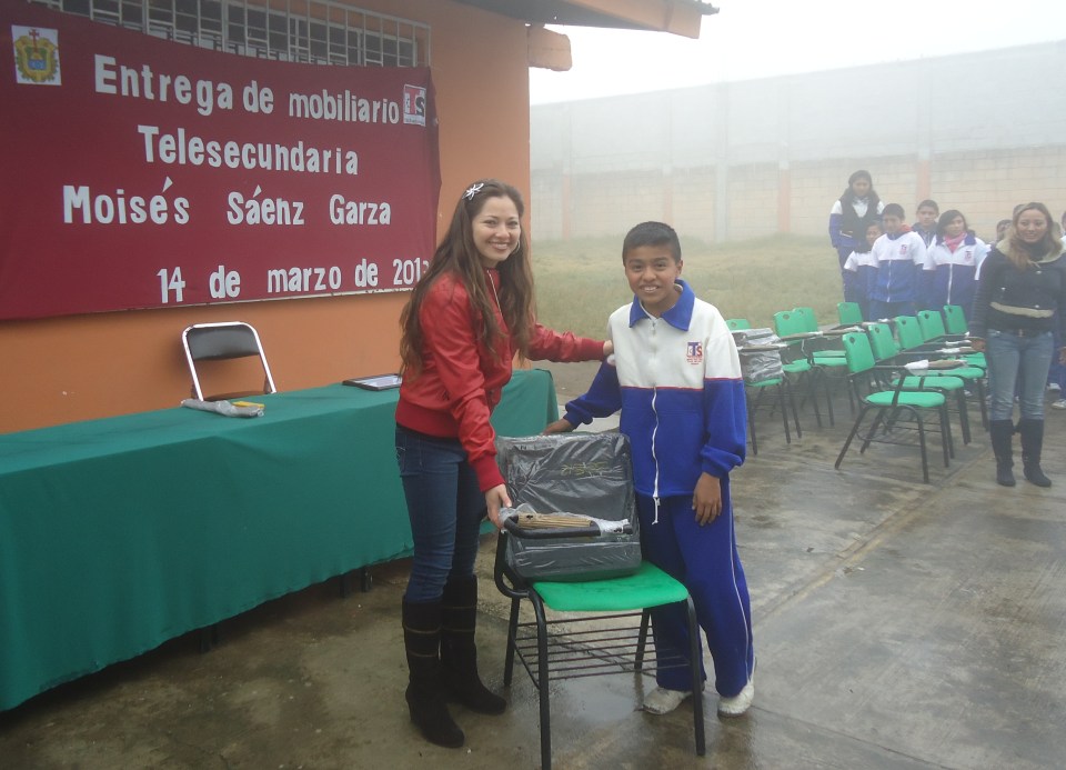 Entrega de mobiliario por Celia Camelia Hernández Lima