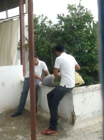 Empleados de ICATVER Huatusco Reparando coche del Director