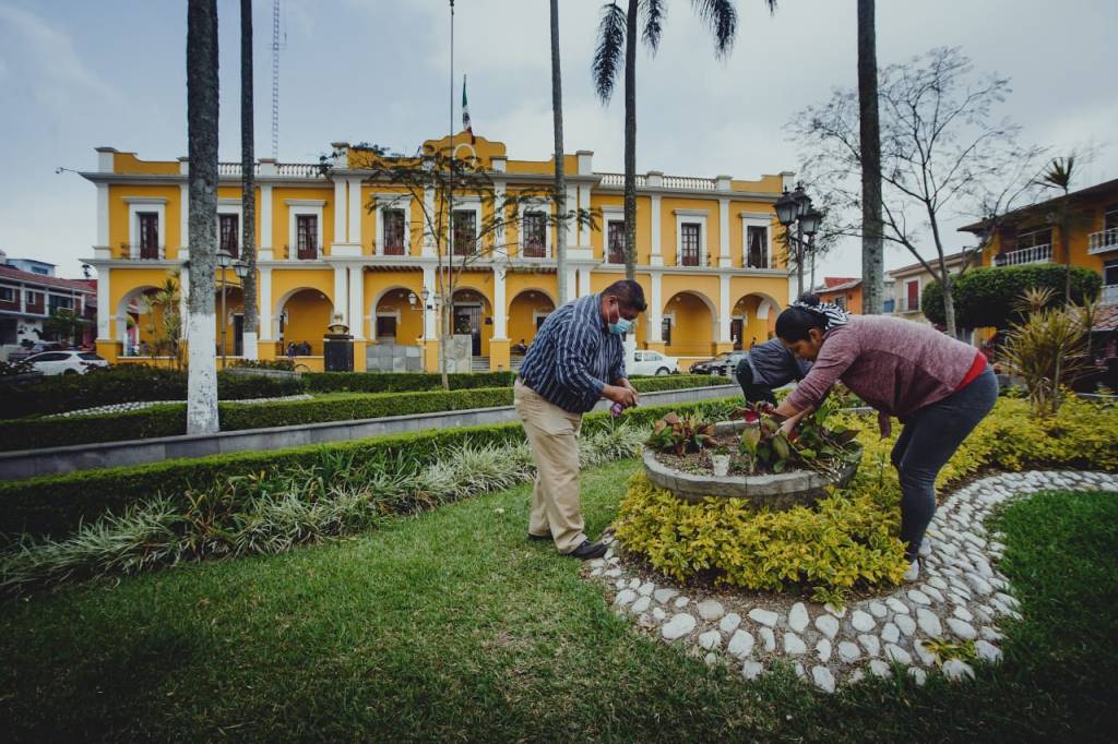 LIMPIAN ÁREAS VERDES EN&nbsp;COSCOMATEPEC