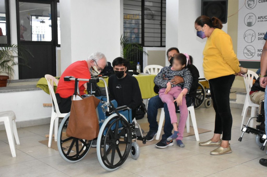 Reciben niños fortinenses sillas de ruedas&nbsp;adaptadas