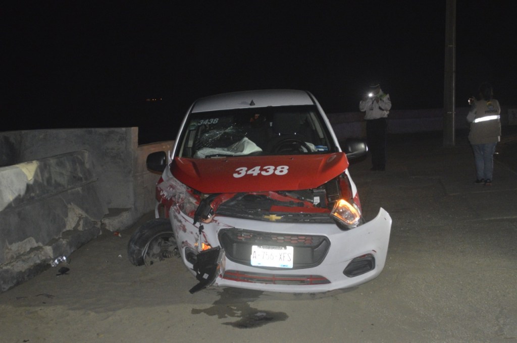 Taxista estrella su unidad contra muro de contención del malecón costero de Coatzacoalcos; huye con su&nbsp;acompañante