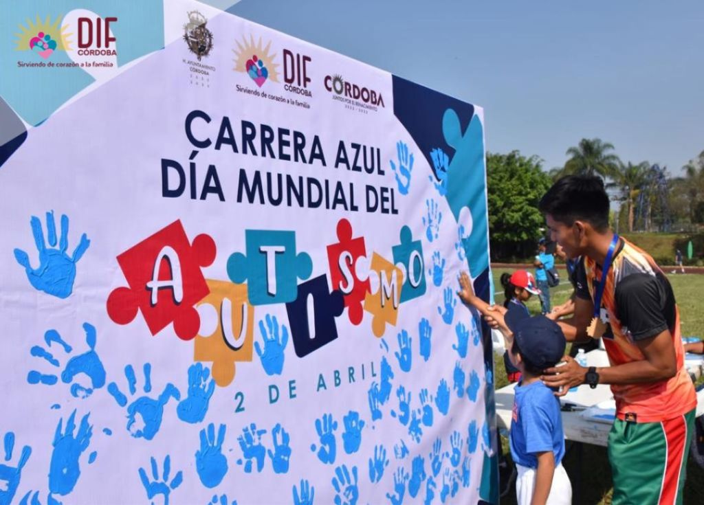 Con gran entusiasmo participan niños y niñas en la carrera&nbsp;azul