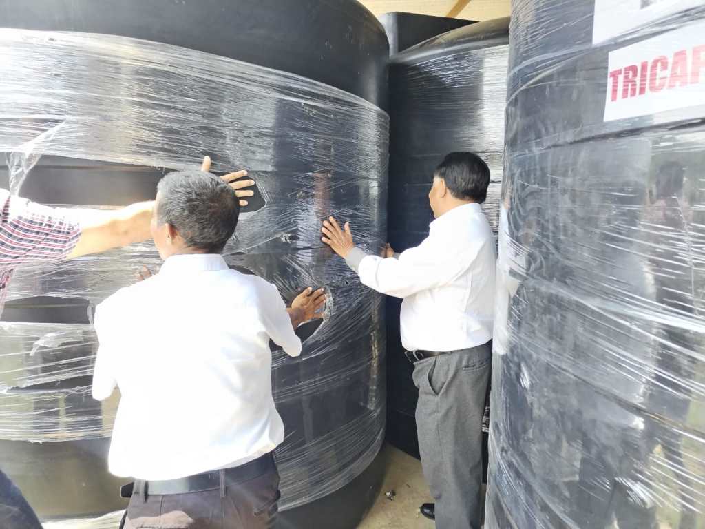 Entrega presidente Juan Martínez cuatro cisternas para captación de agua en Miguel&nbsp;Aguilar