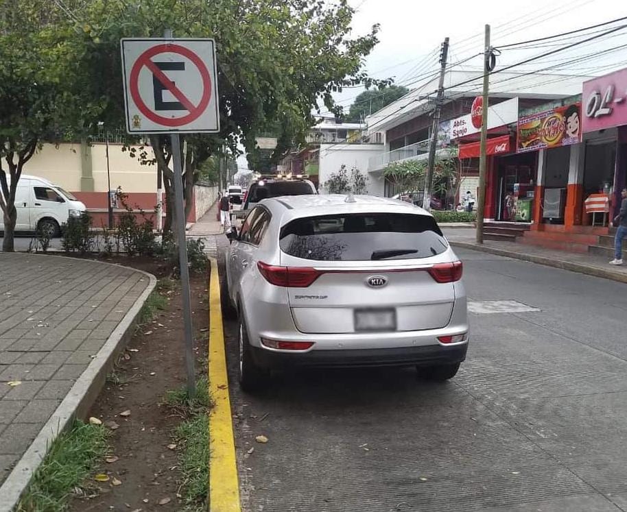 Invita Tránsito Municipal a respetar áreas públicas de estacionamiento; las guarniciones pintadas de amarillo están&nbsp;prohibidas