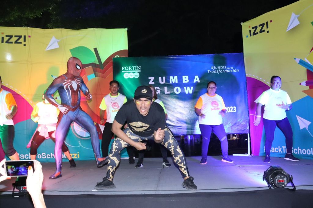 Hace vibrar Zumba Glow explanada del Parque Lázaro&nbsp;Cárdenas