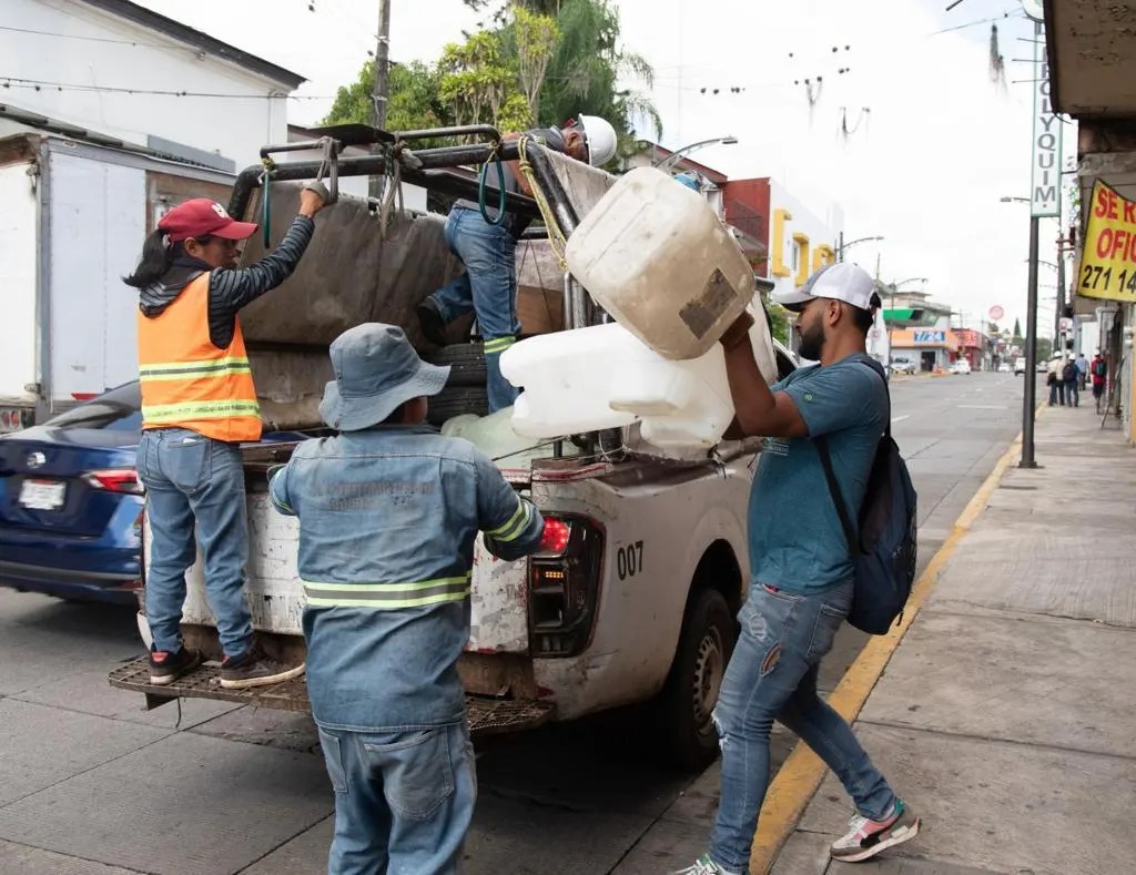 Capta Ayuntamiento 32 toneladas de cacharros y llantas; continúan labores de eliminación de criaderos de&nbsp;dengue