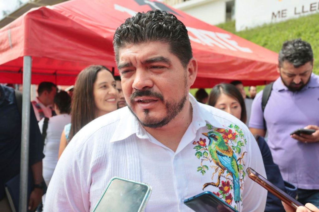 Zenyazen Escobar entrega más de tres mil cambios de adscripción a&nbsp;docentes