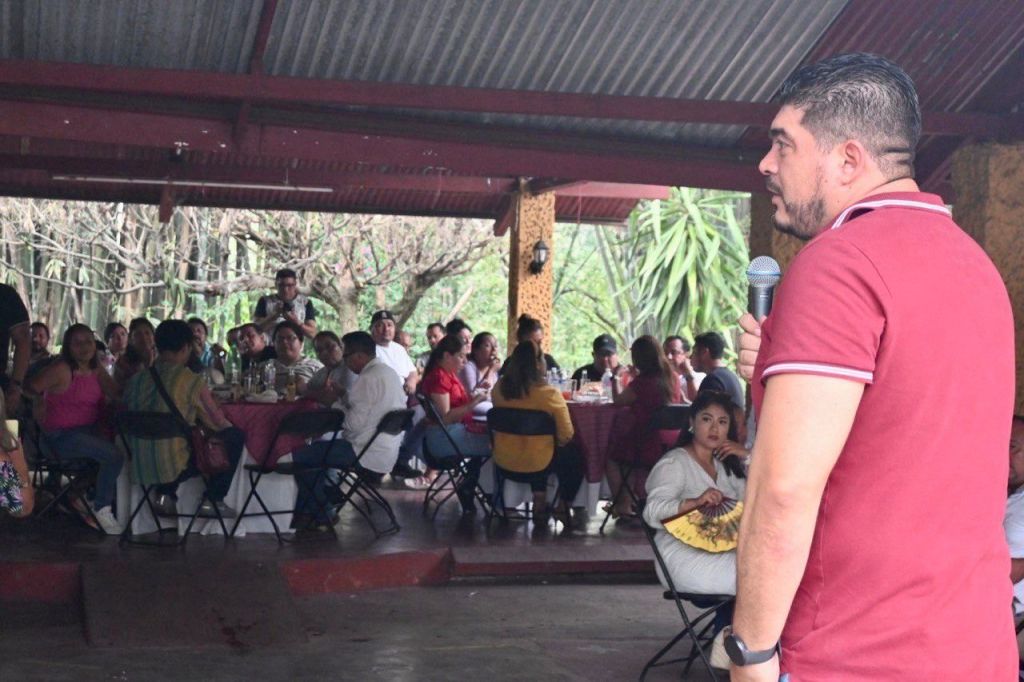 Zenyazen Escobar reconoce al magisterio veracruzano por su papel de formadores de niñas, niños y&nbsp;jóvenes