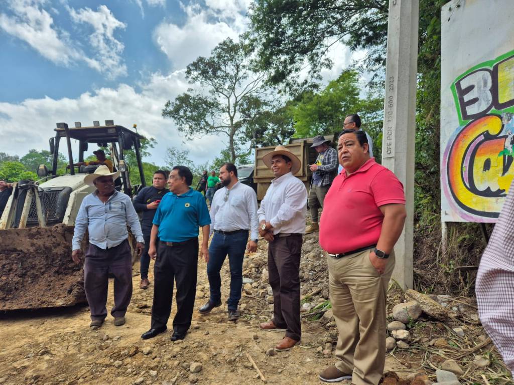 Supervisa alcalde Juan Martínez trabajos para despejar el camino en Acayotla afectado por&nbsp;deslaves