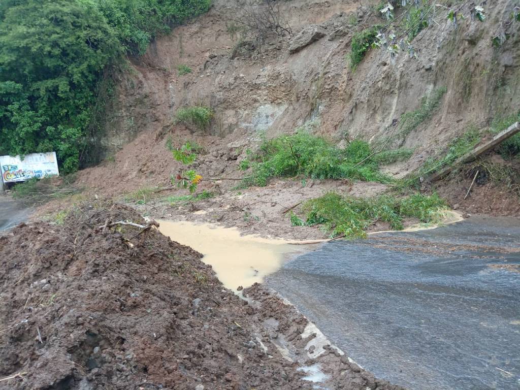 Trabaja ayuntamiento de Córdoba para despejar el camino Tecama Calería-Acayotla