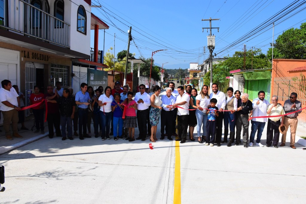 Encabeza presidente municipal Gerardo Rosales Victoria entrega de obra en avenida 6&nbsp;poniente