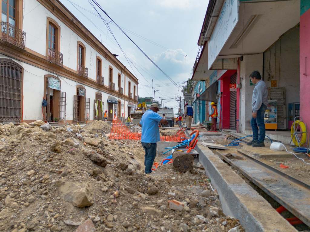 Canaco y Obras Públicas supervisan avance en rehabilitación de calle&nbsp;9