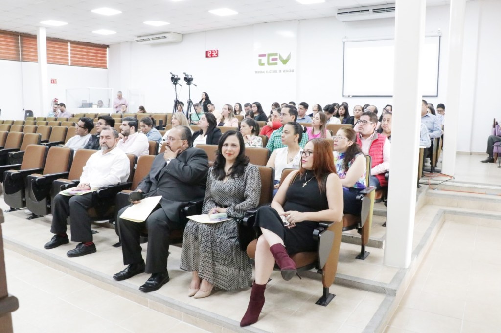 Capacita CEAPP a funcionarios del TEV en materia de géneros&nbsp;periodísticos