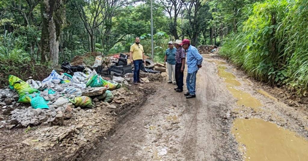 Realiza Ayuntamiento y habitantes limpieza en el camino al&nbsp;Garbanzal