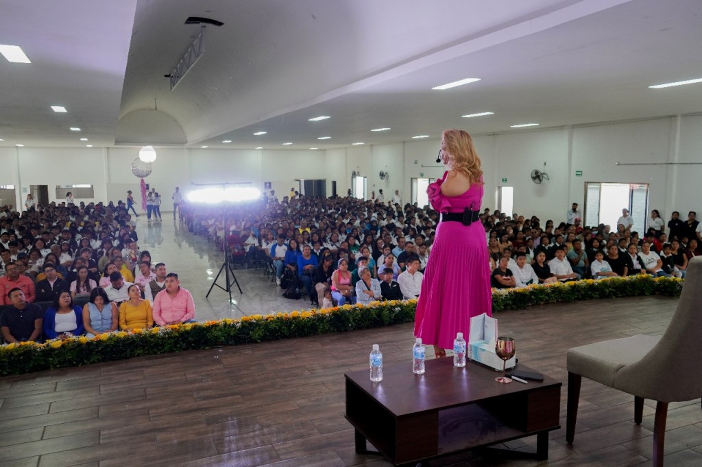 ADRIANA MACÍAS OFRECE CONFERENCIA EN IXTACZOQUITLÁN POR EL DÍA MUNDIAL DE LA PREVENCIÓN DEL&nbsp;SUICIDIO